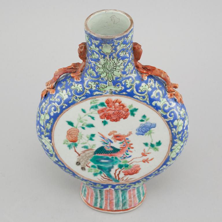 A porcelain moon flask from China, 19th century.