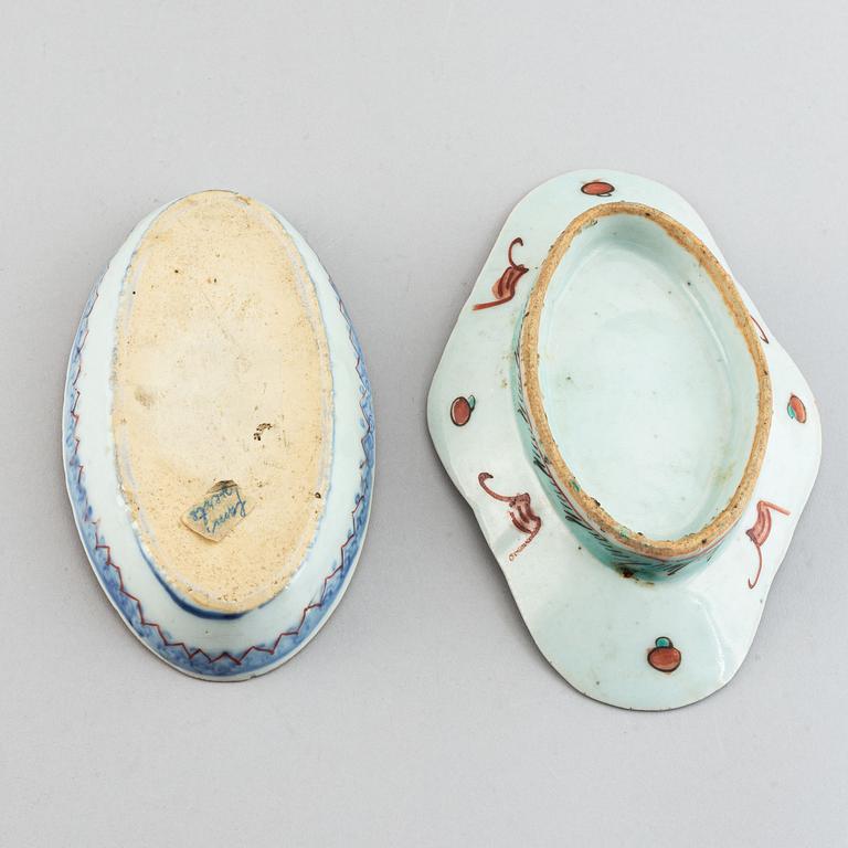 A group of 7 porcelain objects, Qing dynasty, 18th/19th century.