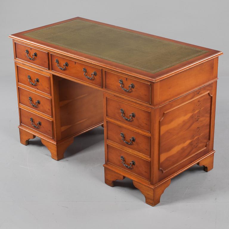 SKRIVBORD, engelsk stil, 1900-talets andra hälft.