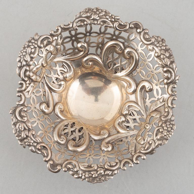 A set of five silver items, including Kemp Brothers, London, England 1895.