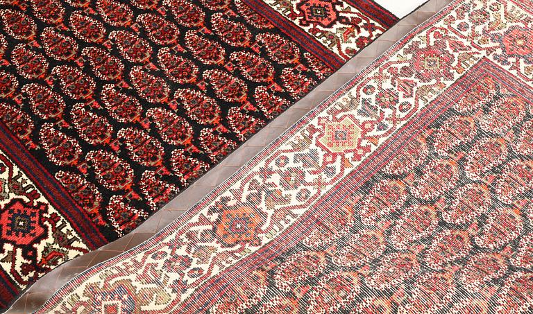 A Hamadan runner, approx. 420 x 114 cm.