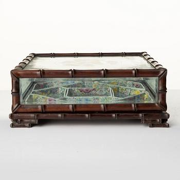 Cabaret i schatull, porslin och trä. Kina, 1900-tal.