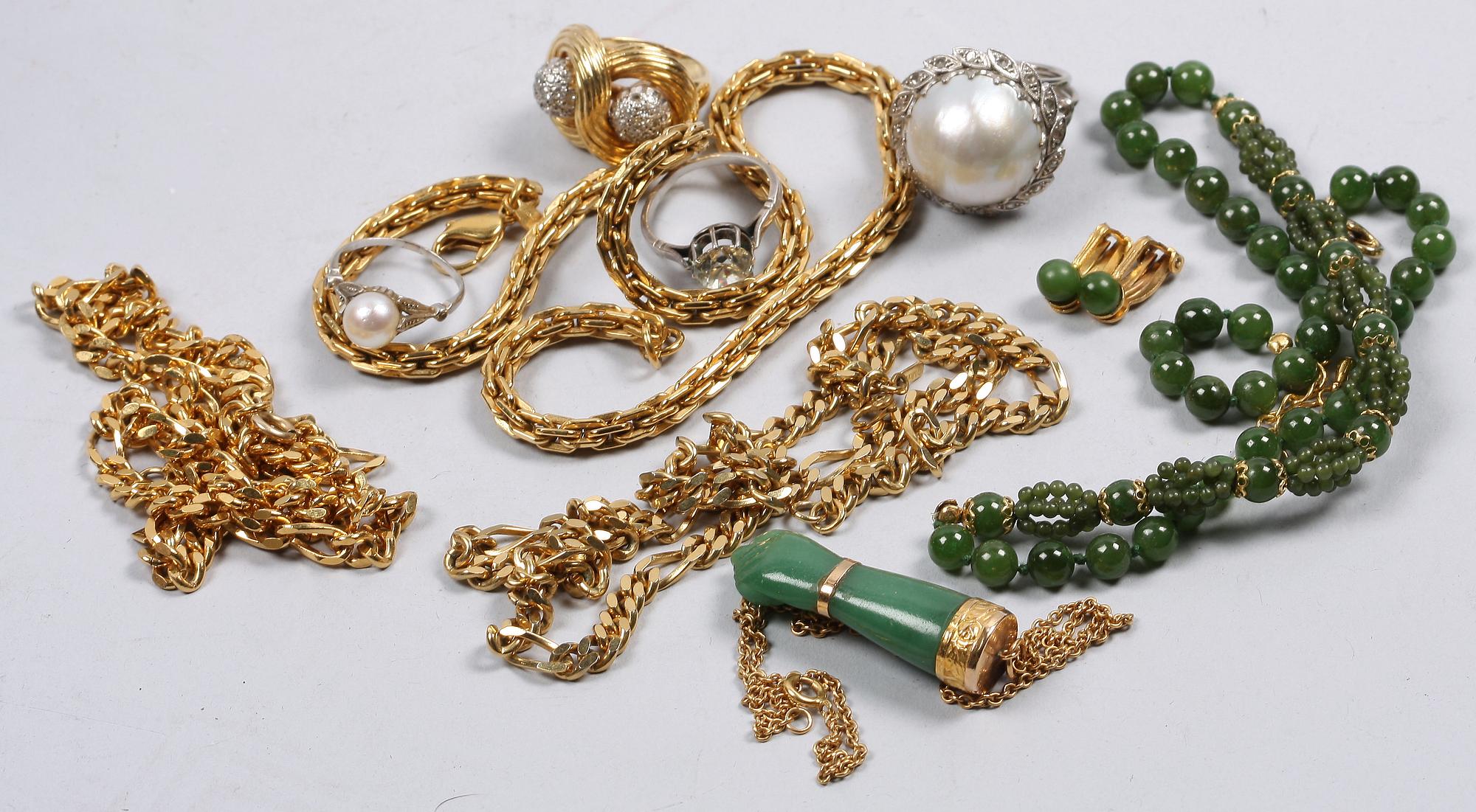 PARTI BIJOUTERIER, ca 15 st, bla Majorica, 1900-talets andra hälft.