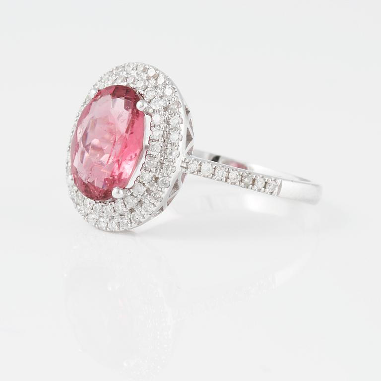 RING, 18K vitguld med fasettslipad rosa turmalin ca 2.20 ct samt briljantslipade diamanter ca 0.35 ct. Vikt 4,5 gram.