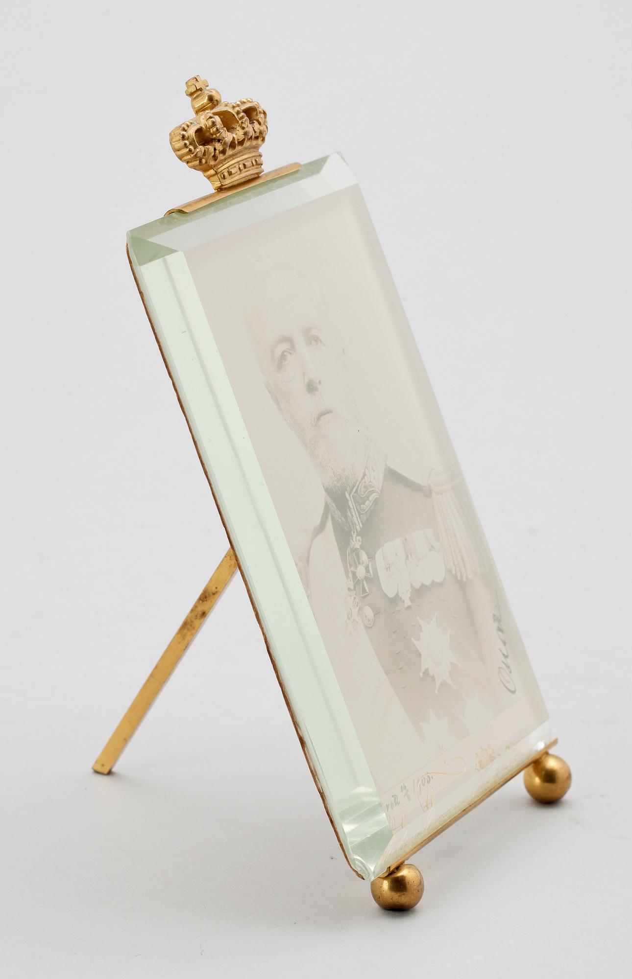 KUNGLIGT FOTOGRAFI, egenhändigt signerat av Oscar II Drottningholm 16/8 1903.