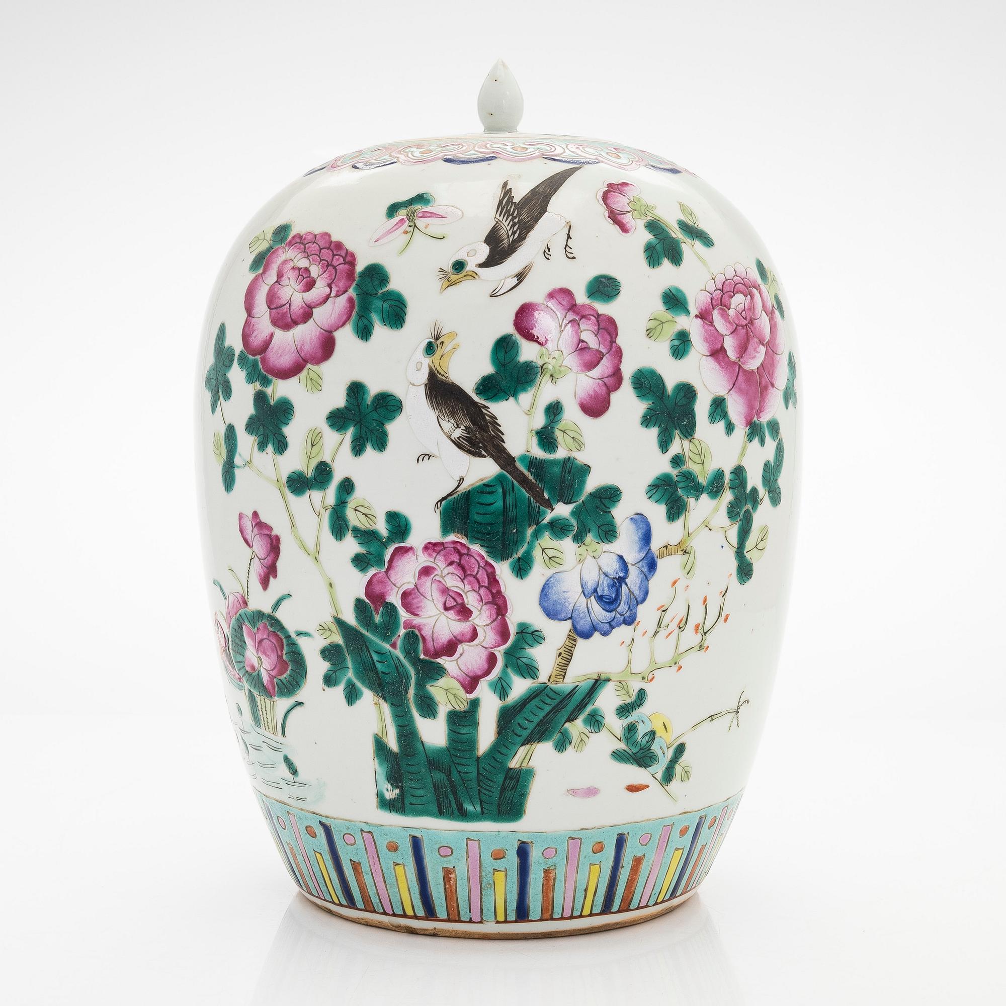 A Chinese famille rose jar with cover, late Qing/early 20th Century.