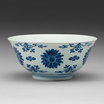 548. A blue and white lotus bowl, Qing dynasty with Qianlong seal mark (1644-1912).