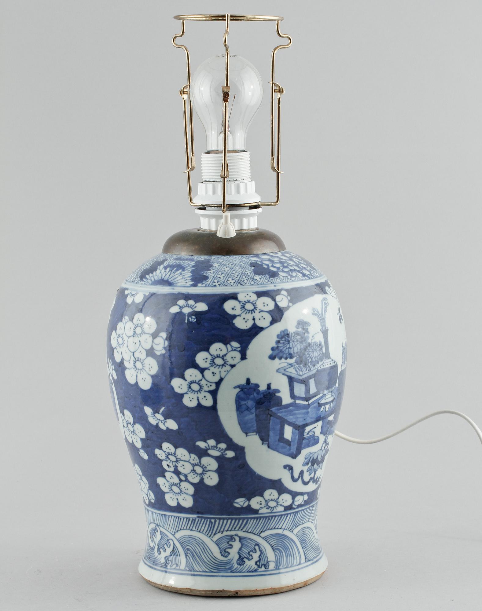 BORDSLAMPA, porslin, Kina, 1900-tal.