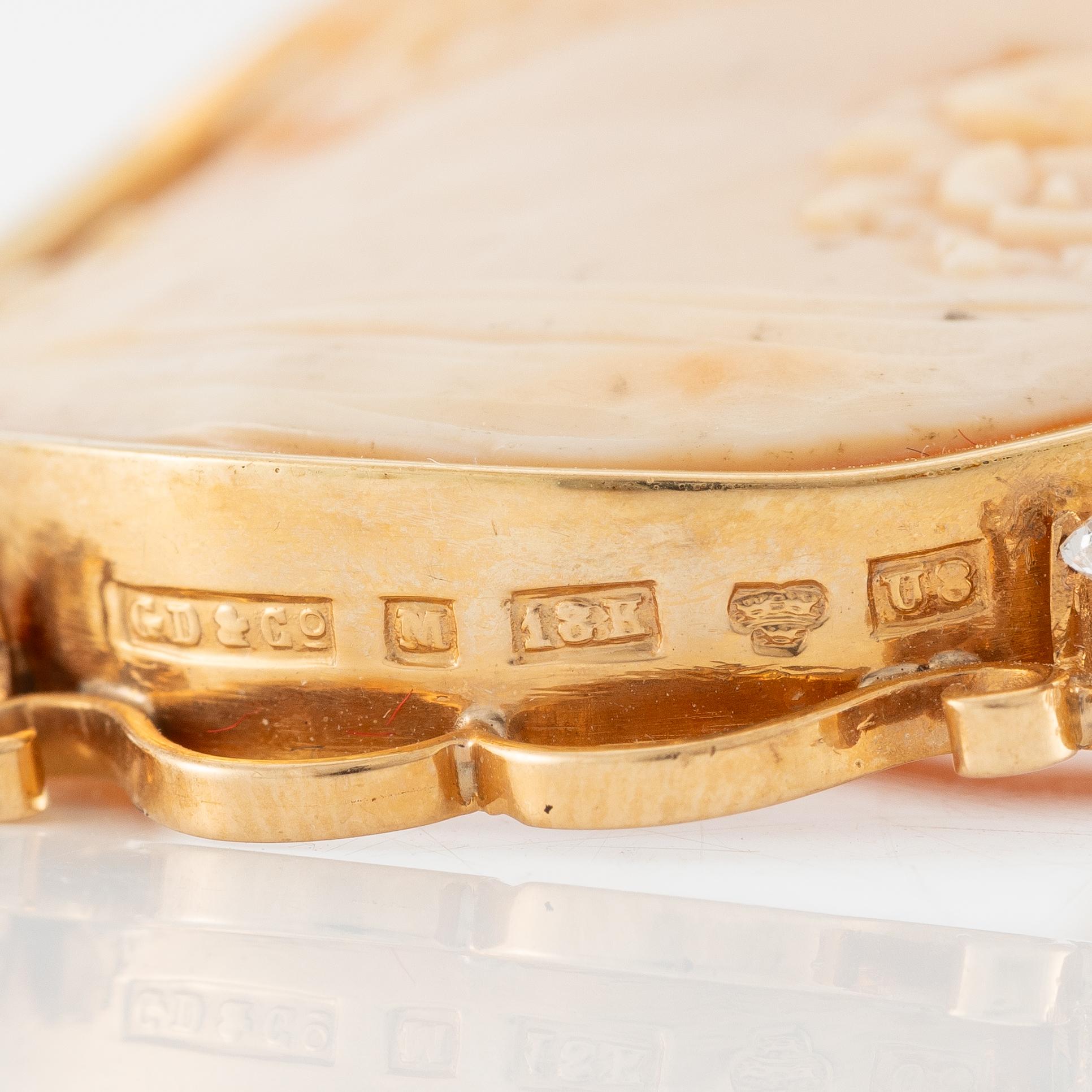 Pendant/brooch in 18K gold with shell cameo and white stones.