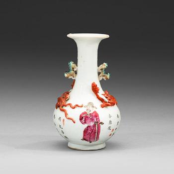 416. A famille rose dragon vase. Qing dynasty 19th century.