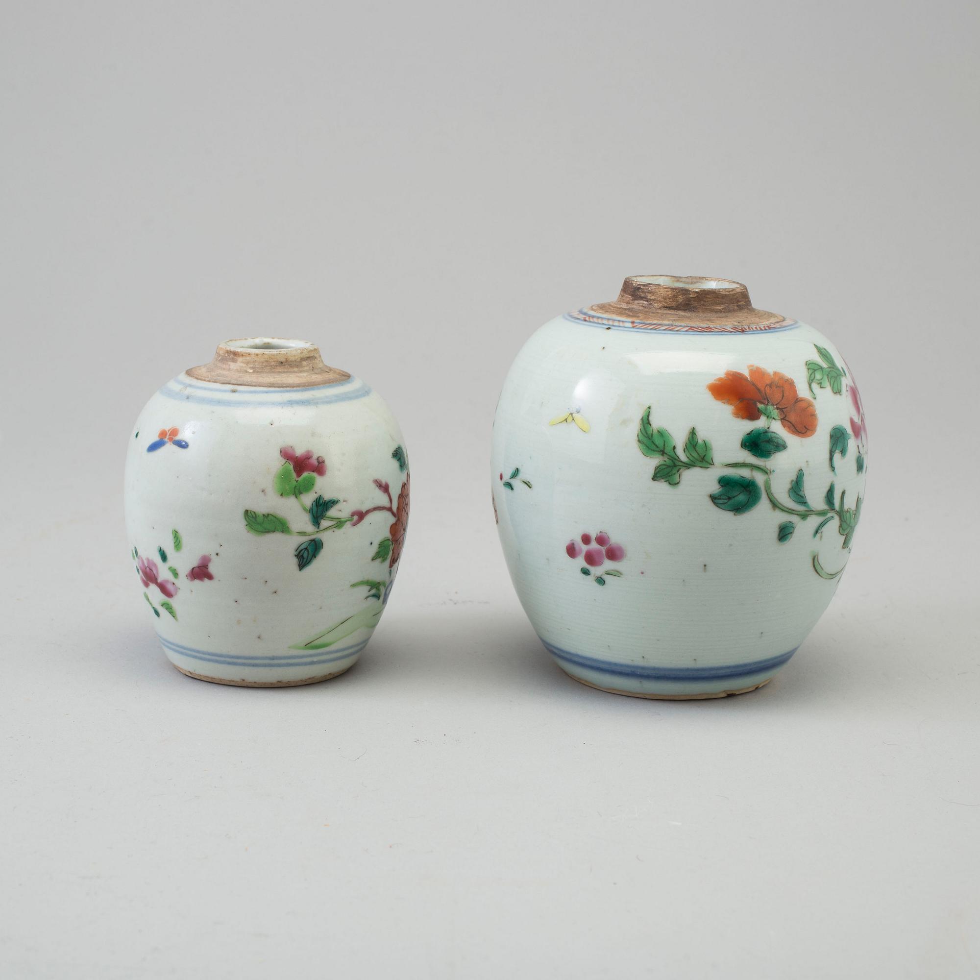 TEKRUKOR, två stycken, kompaniporslin. Qing dynastin, Qianlong (1736-95).