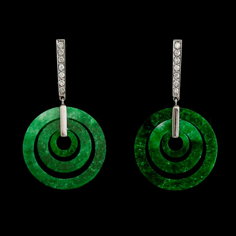 ÖRHÄNGEN, 1 par, 18 k rhodinerat/svärtat vitguld, grön jade, briljantslipade diamanter tot ca 0.19 ct.