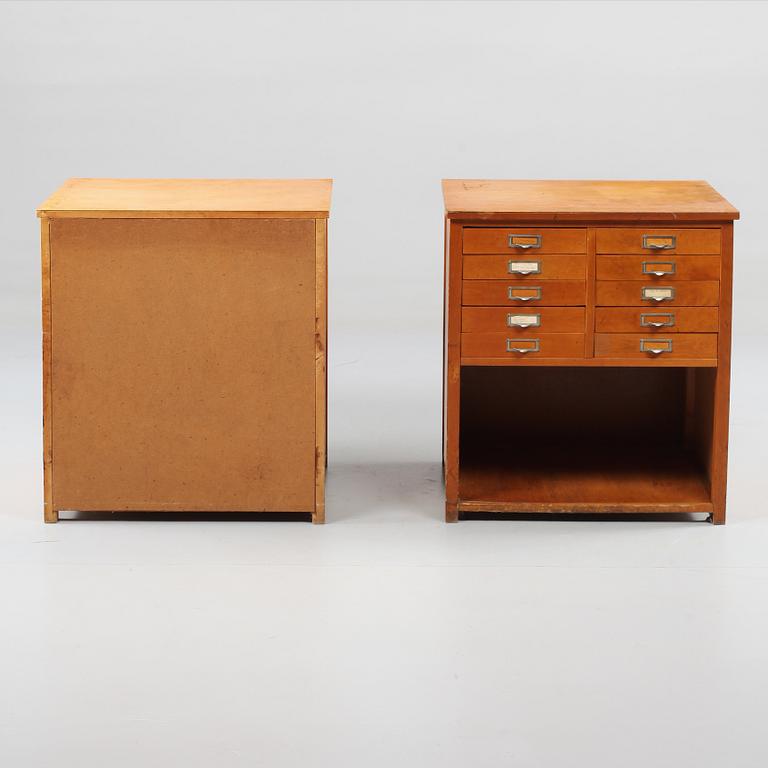 ARKIVSKÅP, ett par, omkring 1900-talets mitt.