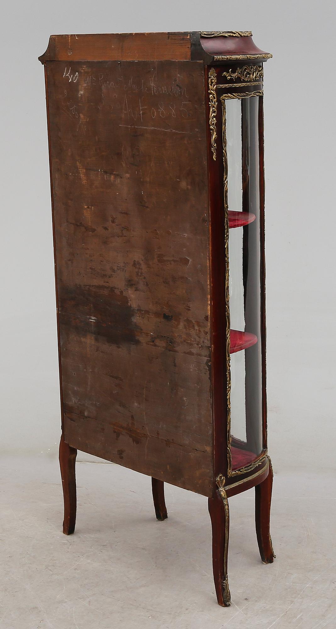 VITRINSKÅP, 1900-talets första hälft.