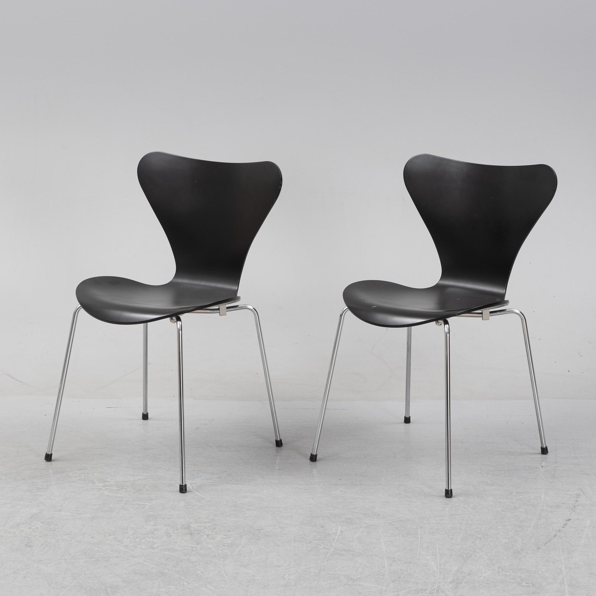 Arne Jacobsen, stolar 12 st, "Sjuan", Fritz Hansen, daterade 2003.