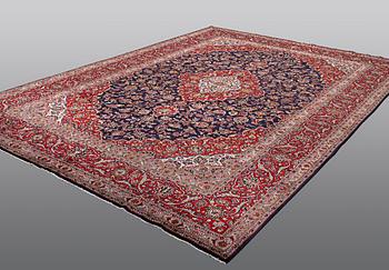 A carpet, Kashan, ca 420 x 292 cm.
