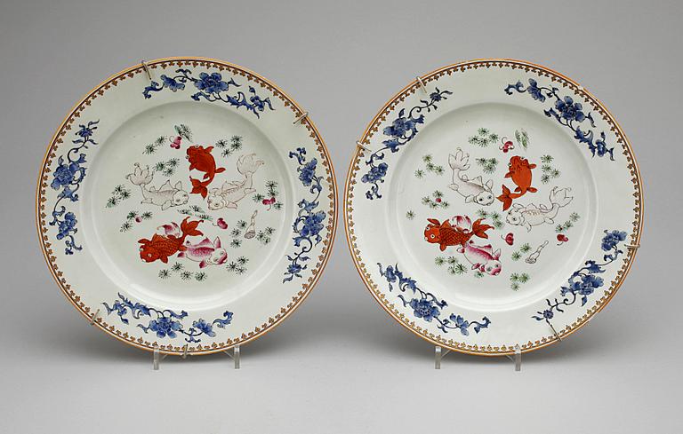 TALLRIKAR, ett par, porslin. Qing dynastin, Qianlong (1735-1796).