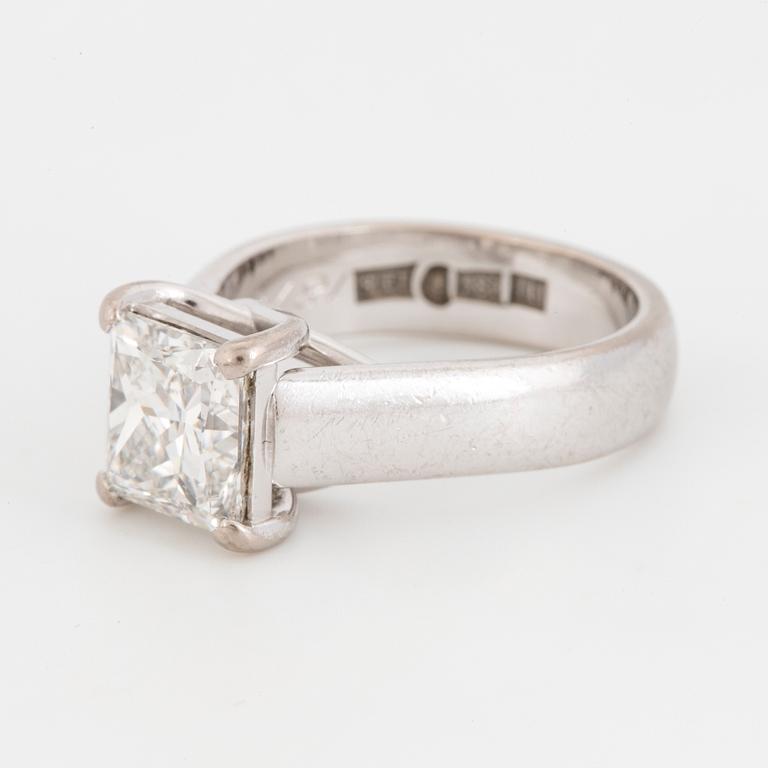 Princess-cut diamond ring, ca 2 ct.