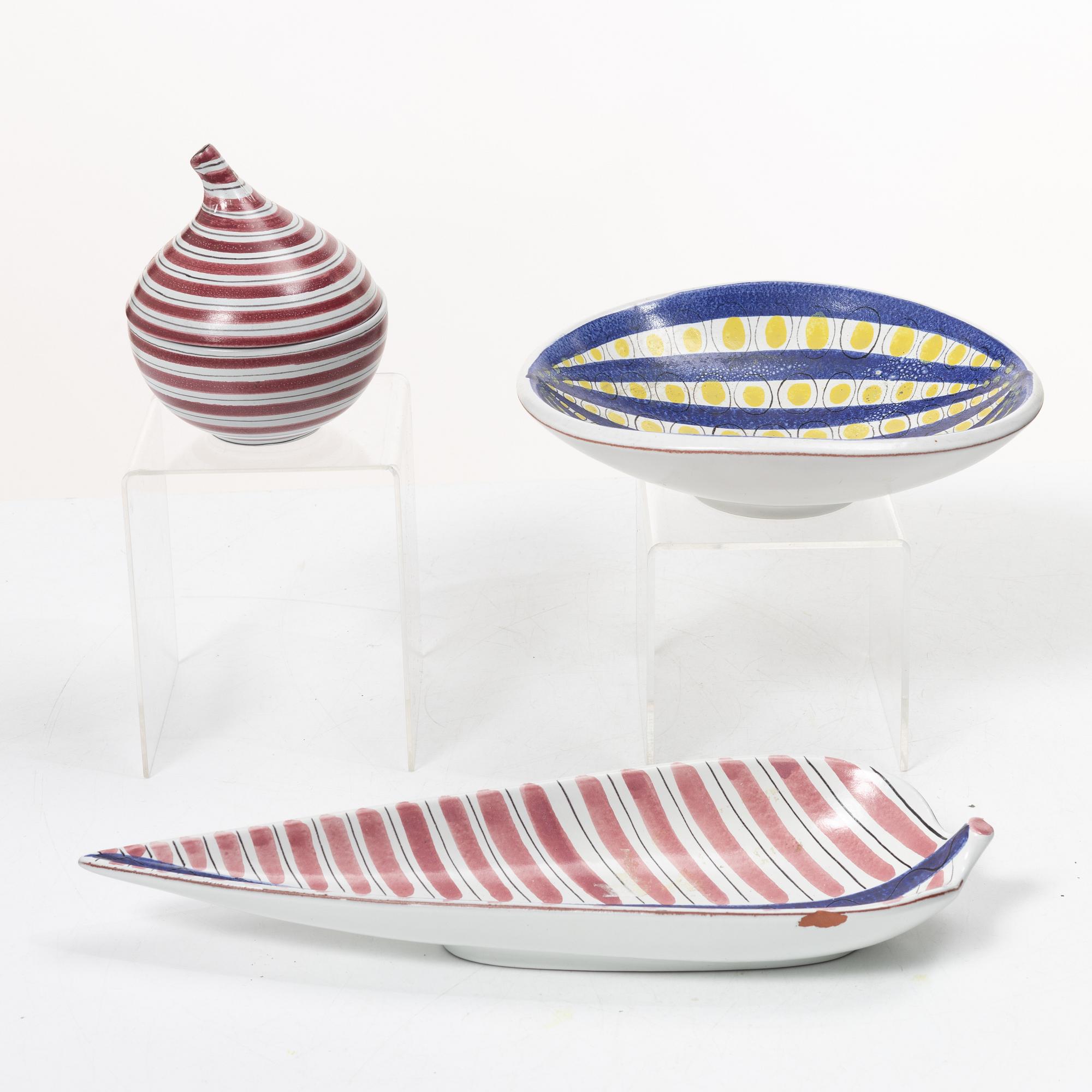 Stig Lindberg, A bowl with lid and dishes, 2 pcs, faience, Gustavsberg studio.