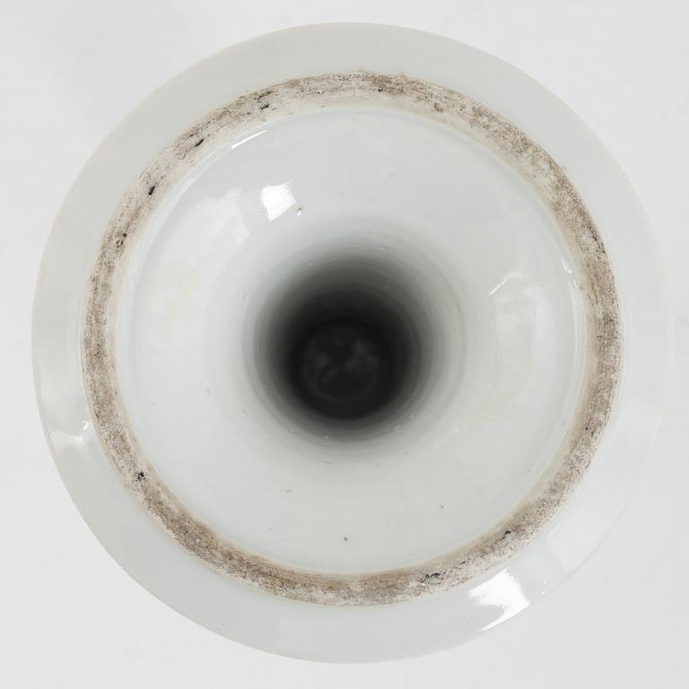 Ljusstakar, ett par, porslin, Kina, Qingdynastin, 1800-tal.