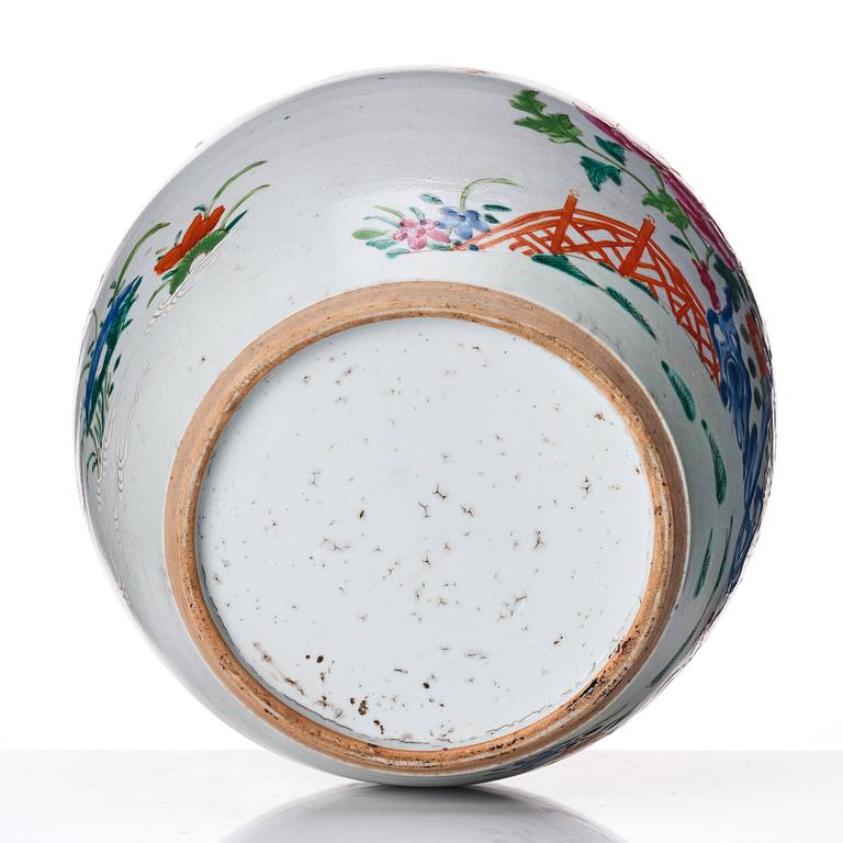 A porcelain famille rose jar, Qing dynasty, Qianlong (1736-1795).