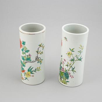 A pair of chinese vases, early 20th Century.