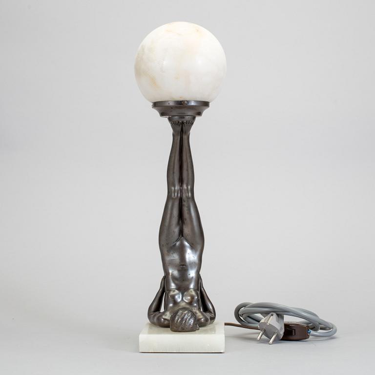 BORDSLAMPA, patinerad brons och alabaster. Art deco, 1920-/30-tal.