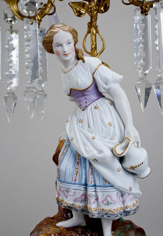 KANDELABRAR, ett par, biskviporslin, 1800-talets mitt.