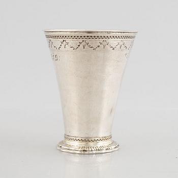 Bägare, silver, Sverige 1700-tal, med kastmynt från Adolf Fredriks kröning.