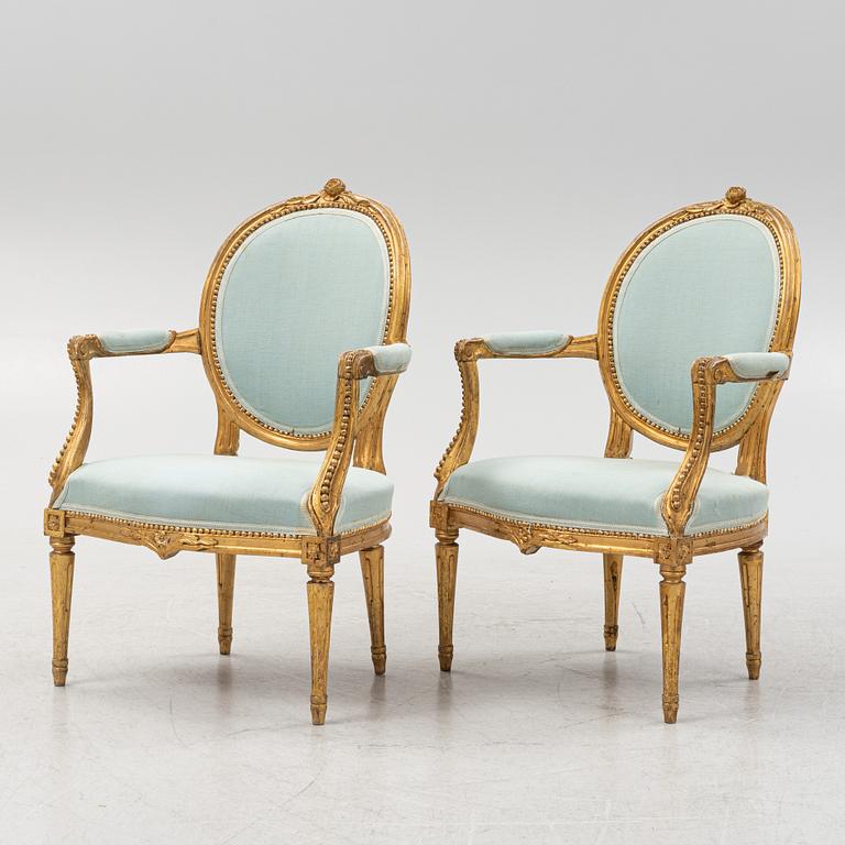 Karmstolar, ett par, samt soffa, Louis XVI-stil, omkring år 1900.