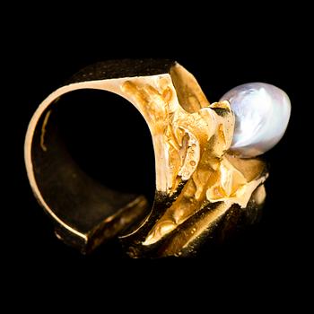 A BJÖRN WECKSTRÖM, RING. "Ukkoshelmi", cultured pearl, 18K gold. Lapponia 1967.