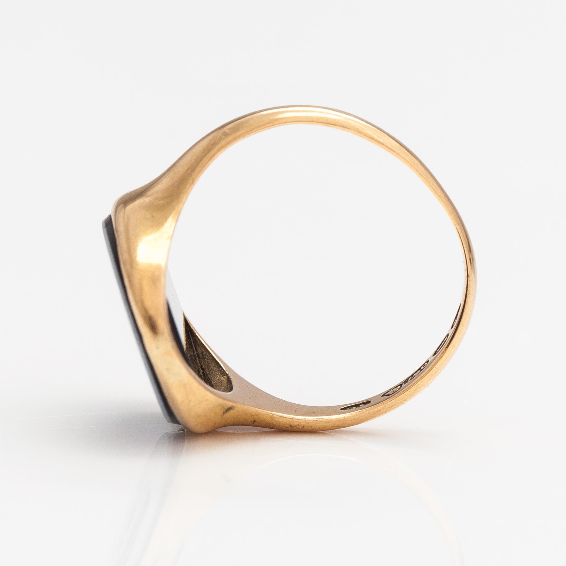 A signet ring, Wasastjerna family crest, 18K gold, sardonyx. Oskar Lindroos, Helsinki 1929.