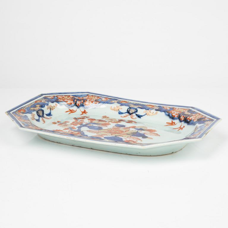 A Chinese porcelain dish, Qing Dynasty, Qianlong (1736-95).