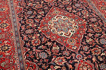 A Kashan carpet, a. 300 x 195 cm.