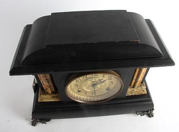 BORDSPENDYL, senbarockstil, USA, omkr 1900.