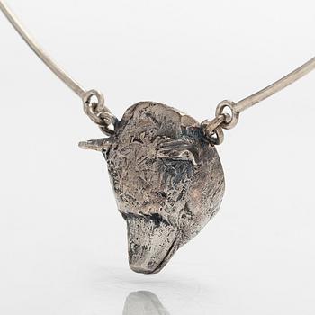 Eila Minkkinen, kaulakoru, karhu, sterlinghopea, 2017.