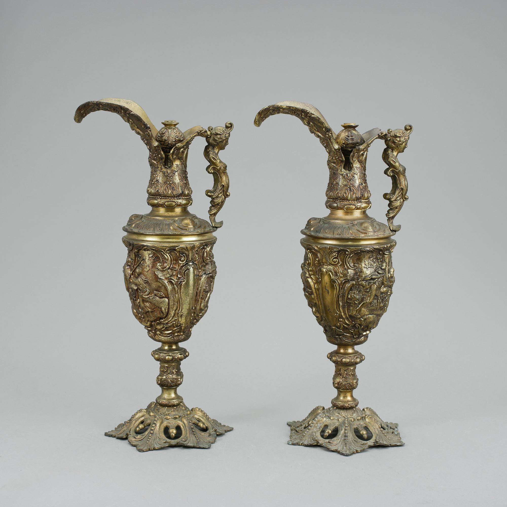 DEKORATIONSURNOR, ett par, gulmetall, Spanien, 1900-tal.