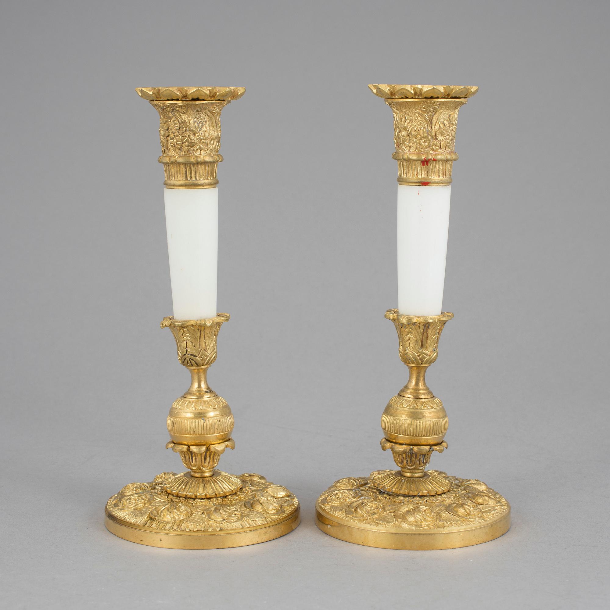 LJUSTAKAR ett par, förgylld mässing och vit marmor. Senempire, 1800-talets mitt.