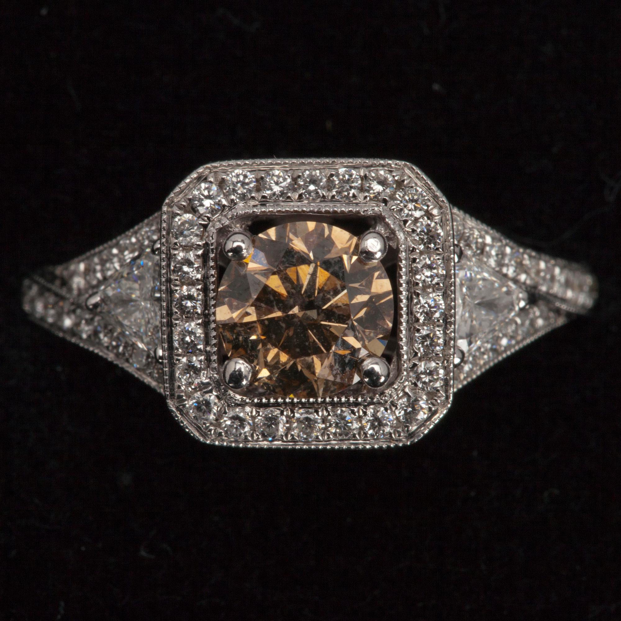 RING, 18K vitguld och diamanter. Champagnebrun mittsten 0.85 ct. Vikt ca 6,0 g. Europa 2000-tal.