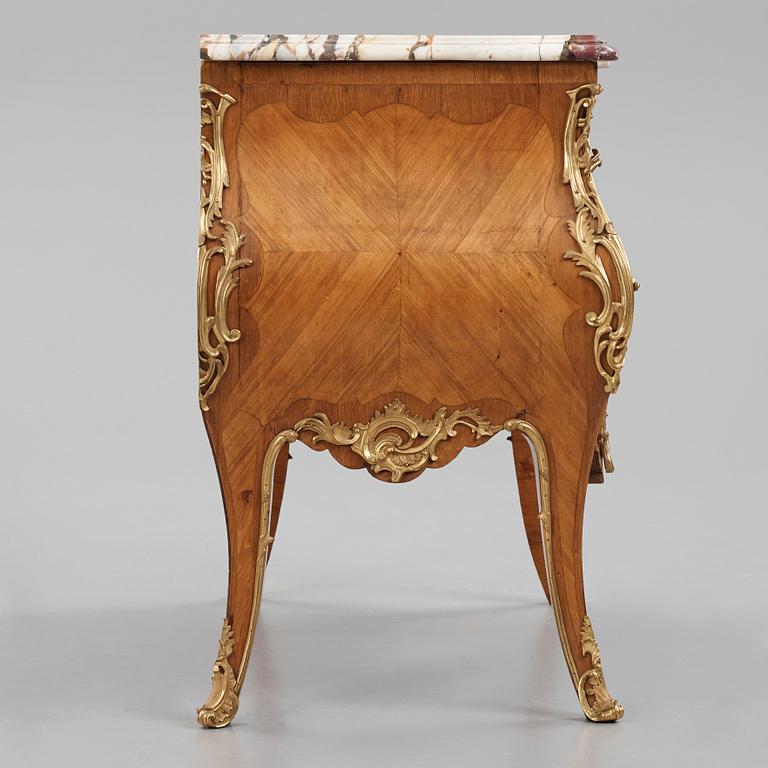 A Louis XV-style commode late 19th century.