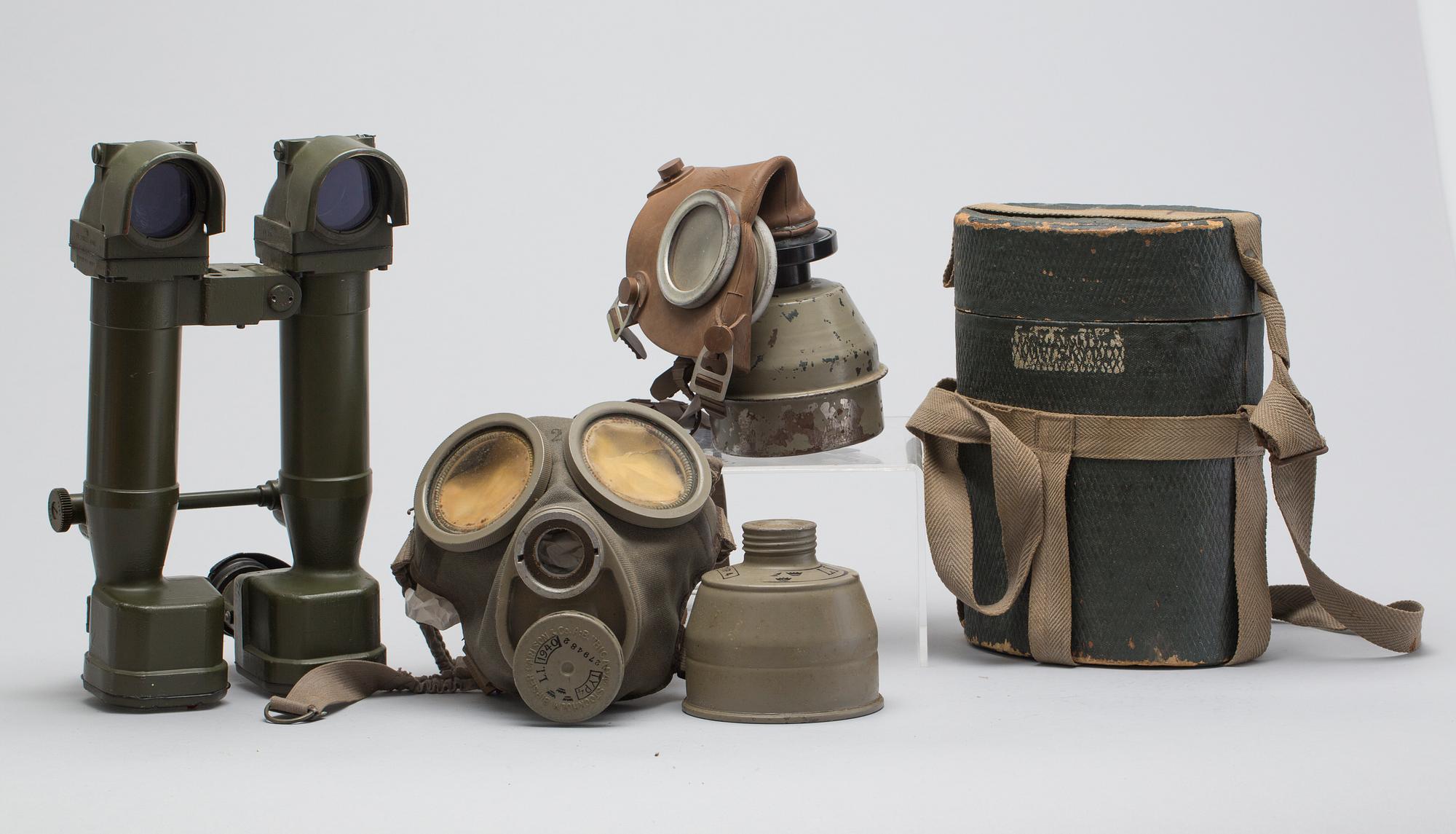 PERISKOPKIKARE, militär, samt GASMASKER, 2 st, 1900-tal.