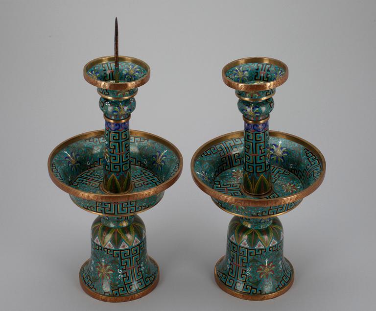 A PAIR OF CANDLESTICKS, Cloisonné enamel, China 1910-1930. Signed Lao Tian Li.