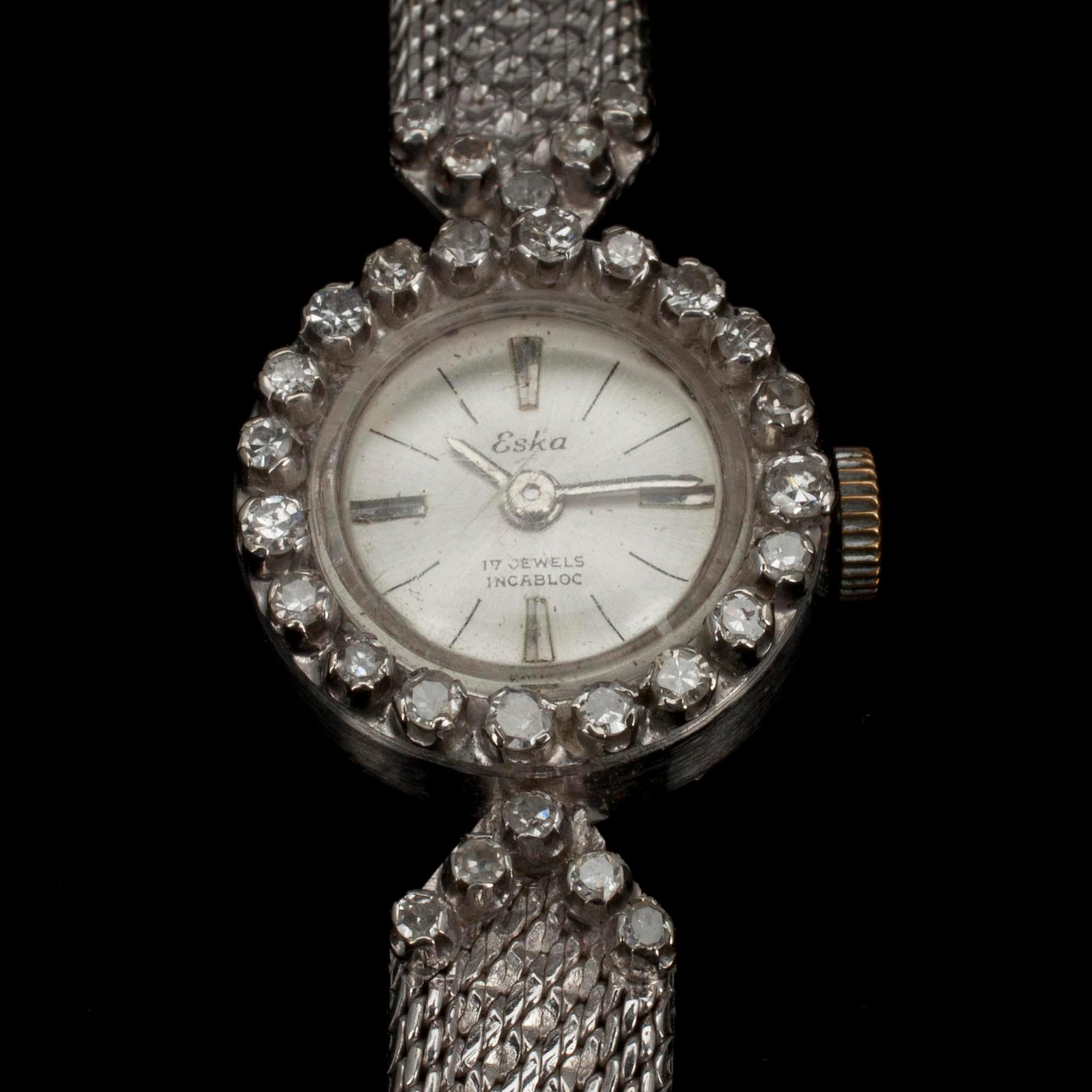 DAMARMBANDSUR, Eska, vittguld18K ja diamanter 30 x ca 0,02ct. Total vikt 20,9 g.