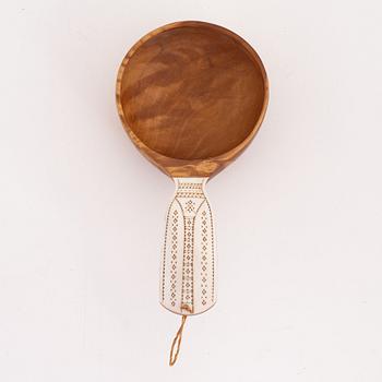 A birch cup by Tore Sunna, before 1977.