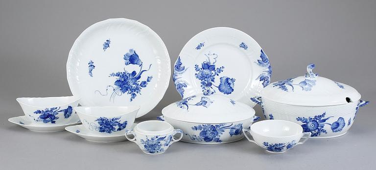 MATSERVIS, 125 delar, porslin, "Blå Blomst", Royal Copenhagen.