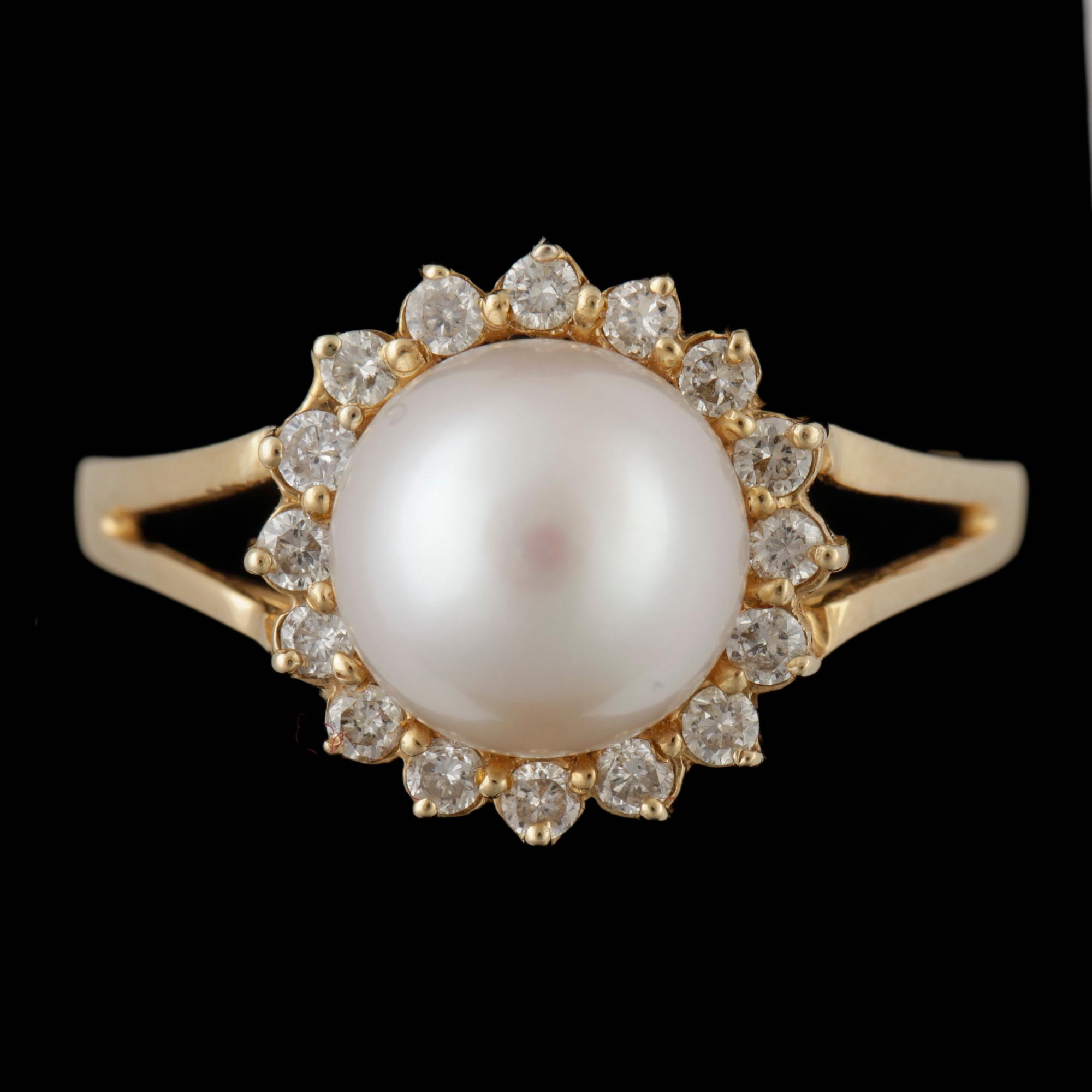 RING, 18k guld, odlad pärla med krans av mindre briljantslipade diamanter. Vikt ca 2,4 gram.