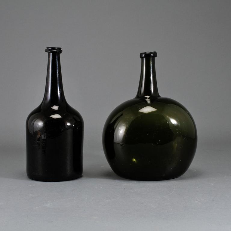 FLASKOR, 2 st, glas, 1700/1800-tal.