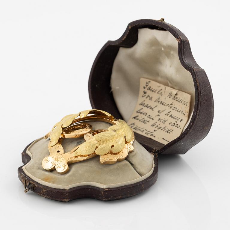 Två broscher 18K guld med färgstenar,  1800-tal.