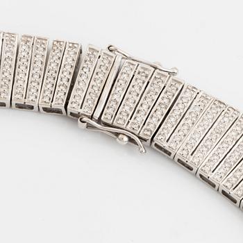 An 18K white gold necklace set with round brilliant-cut diamonds.