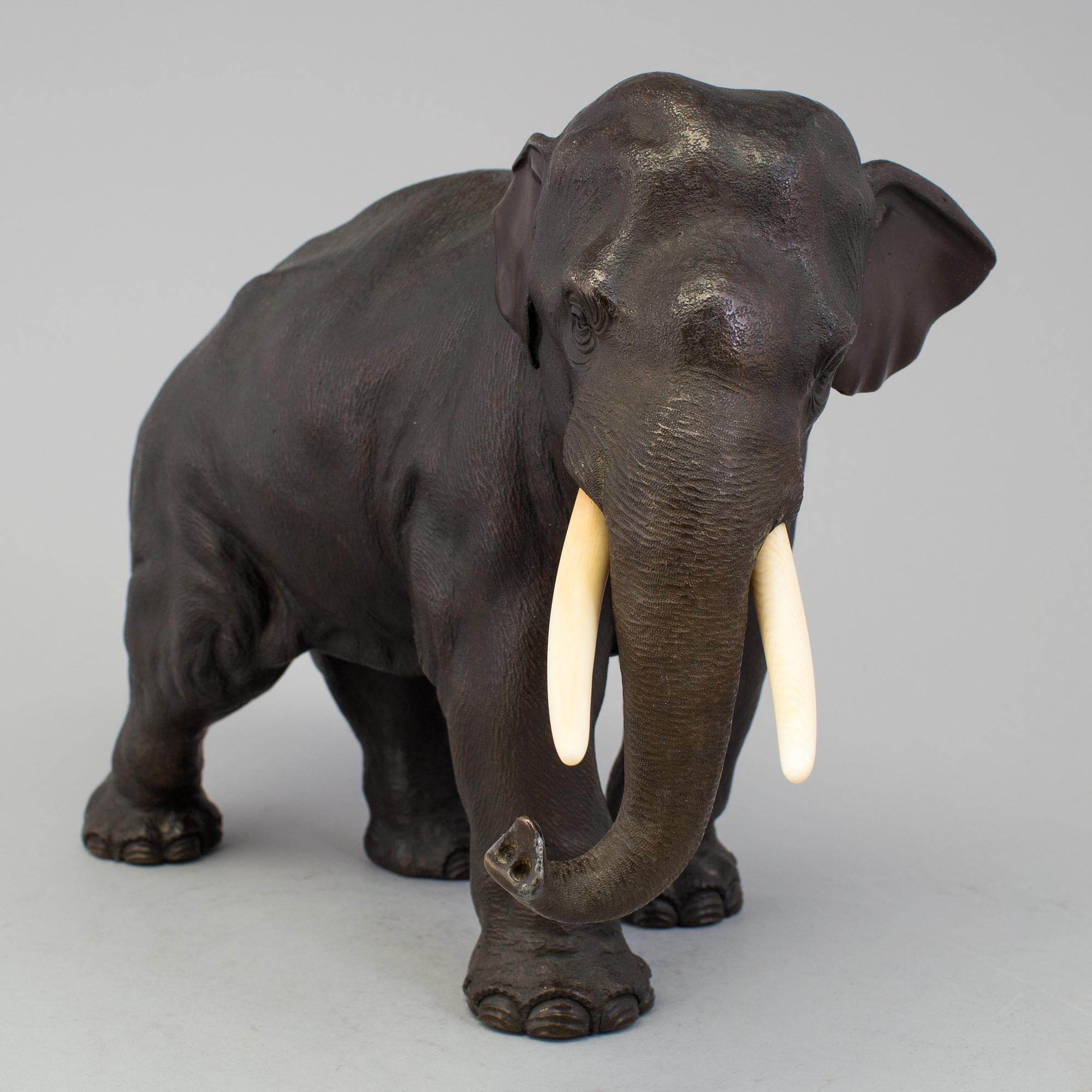 A japanese bronze sculpture of an elephant, Meiji period (1868-1912).